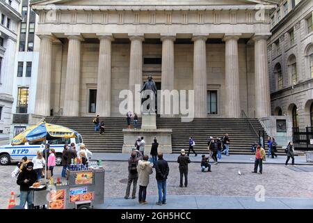 New York, USA - 21. November 2010: Fassade der Federal Hall mit Washington Statue auf der Vorderseite, Wall Street, Manhattan, New York City Stockfoto