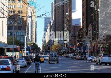 New York, USA - 21. November 2010: Verkehr auf der 5th Avenue in New York. Die Fifth Avenue ist eine wichtige Durchgangsstraße im Zentrum des Stadtteils Manhattan Stockfoto