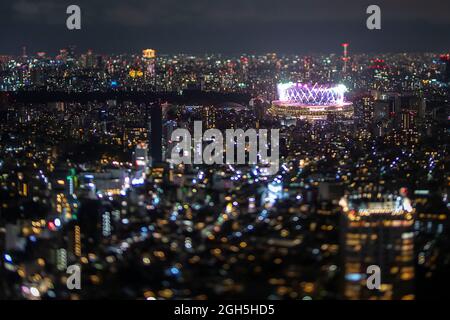 Tokio, Japan. September 2021. Während der Abschlussfeier der Paralympischen Spiele 2020 in Tokio, Japan, am 5. September 2021 explodieren Feuerwerke über dem Olympiastadion. Quelle: Xiong Qi/Xinhua/Alamy Live News Stockfoto