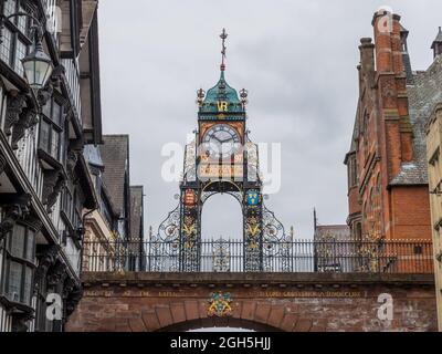 Eastgate Clock auf der Skyline von Chester zwischen einigen alten Gebäuden im September 2021. Stockfoto