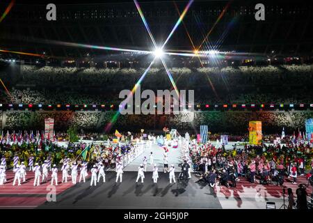 Tokio, Japan. September 2021. Fahnenträger betreten das Olympiastadion während der Abschlussfeier der Paralympischen Spiele 2020 in Tokio, Japan, am 5. September 2021. Quelle: Zhang Cheng/Xinhua/Alamy Live News Stockfoto