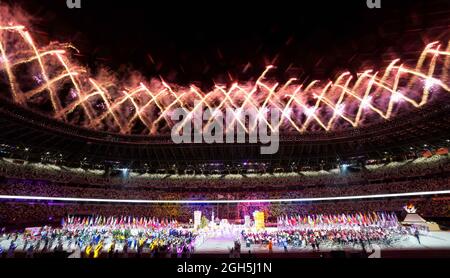 Tokio, Japan. September 2021. Während der Abschlussfeier der Paralympischen Spiele 2020 in Tokio, Japan, am 5. September 2021 explodieren Feuerwerke über dem Olympiastadion. Quelle: Zhang Cheng/Xinhua/Alamy Live News Stockfoto