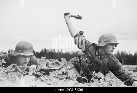 Ein deutscher Soldat in Aktion, warf eine Granate Stockfoto