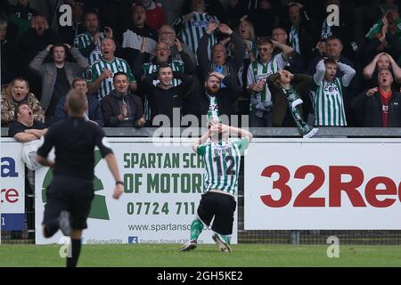 Karl Byrne von Blyth Spartans reagiert mit Unterstützern beim Vanarama National League North-Spiel zwischen Blyth Spartans AFC und Brackley Town im Croft Park, Blyth, am Samstag, 4. September 2021. (Kredit: Will Matthews | MI News) Kredit: MI News & Sport /Alamy Live News Stockfoto