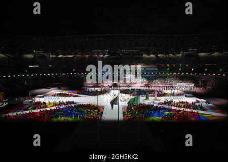 Tokio, Japan. September 2021. Fahnenträger betreten das Olympiastadion während der Abschlussfeier der Paralympischen Spiele 2020 in Tokio, Japan, am 5. September 2021. Quelle: Zhu Wei/Xinhua/Alamy Live News Stockfoto