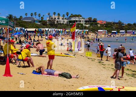 Menschen, die Spaß am Brighton Beach in Melbourne, Victoria, Australien haben Stockfoto