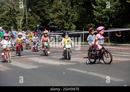 Bukarest, Rumänien. September 2021. Kinder nehmen an einem Radsportwettbewerb in Bukarest, Rumänien, am 5. September 2021 Teil. Quelle: Gabriel Petrescu/Xinhua/Alamy Live News Stockfoto