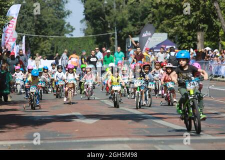 Bukarest, Rumänien. September 2021. Kinder nehmen an einem Radsportwettbewerb in Bukarest, Rumänien, am 5. September 2021 Teil. Quelle: Gabriel Petrescu/Xinhua/Alamy Live News Stockfoto