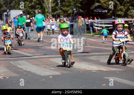 Bukarest, Rumänien. September 2021. Kinder nehmen an einem Radsportwettbewerb in Bukarest, Rumänien, am 5. September 2021 Teil. Quelle: Gabriel Petrescu/Xinhua/Alamy Live News Stockfoto