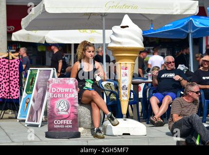 Brighton UK 5. September 2021 - Brighton Seafront ist voll, da Besucher die Sonne genießen, da das heiße Wetter in den nächsten Tagen in Großbritannien anhalten wird, wobei die Temperaturen in einigen Gegenden die hohen 20 Grad Celsius erreichen werden : Credit Simon Dack / Alamy Live News Stockfoto