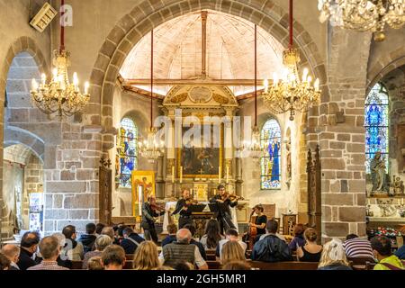 Klassisches Konzert mit Streichquartett in der Kapelle St. Peter, Mont Saint-Michel, Le Mont-Saint-Michel, Normandie, Frankreich | Klassische Violine Stockfoto