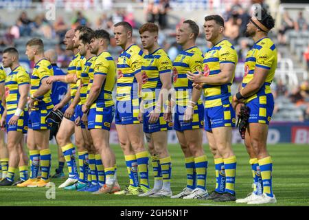 Newcastle, Großbritannien. September 2021. Die Spieler von Warrington Wolves stehen vor dem Spiel in Newcastle, Großbritannien am 9/5/2021. (Foto von Simon Whitehead/News Images/Sipa USA) Quelle: SIPA USA/Alamy Live News Stockfoto