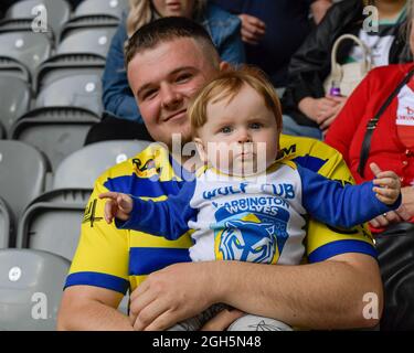 Die Warrington Wolves Fans genießen das Spiel am Magic Weekend Stockfoto