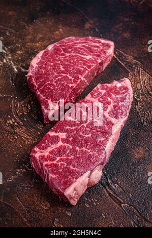 Roh Denver Steak Marmor Rindfleisch Fleisch. Dunkler Hintergrund. Draufsicht Stockfoto