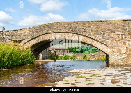 Steinbrücke über Gayle Beck in Hawes, Yorkshire Dales, North Yorkshire, Großbritannien Stockfoto