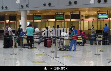 Gouvernement Farwaniya, Kuwait. September 2021. Passagiere sind in der Abflughalle des Kuwait International Airport in Farwaniya Governorate, Kuwait, 5. September 2021 zu sehen. Kuwait nahm am Sonntag kommerzielle Direktflüge mit Ägypten wieder auf. Quelle: Asad/Xinhua/Alamy Live News Stockfoto