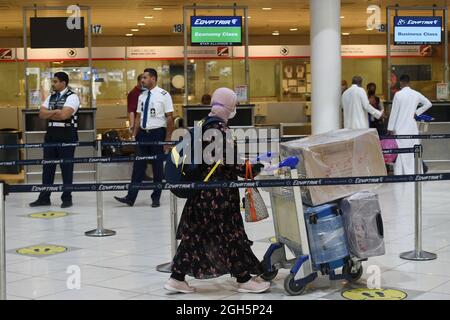 Gouvernement Farwaniya, Kuwait. September 2021. Passagiere sind in der Abflughalle des Kuwait International Airport in Farwaniya Governorate, Kuwait, 5. September 2021 zu sehen. Kuwait nahm am Sonntag kommerzielle Direktflüge mit Ägypten wieder auf. Quelle: Asad/Xinhua/Alamy Live News Stockfoto