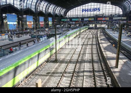 Hamburg, Deutschland. September 2021. Ein Flixtrain nach Berlin steht auf einem Bahnsteig im Hauptbahnhof, der abfahrbereit ist. Die Lokführer-Gewerkschaft GDL hat ihre Mitglieder zum Streik bei der Deutschen Bahn aufgefordert. Kredit: Bodo Marks/dpa/Alamy Live Nachrichten Stockfoto