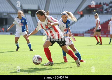 SUNDERLAND, GROSSBRITANNIEN. 5. SEPTEMBER Abbey Joice of Sunderland und Ellie Leek von Blackburn Rovers in Aktion während des FA Women's Championship Matches zwischen Sunderland und Blackburn Rovers am Sonntag, 5. September 2021 im Stadium of Light, Sunderland. (Kredit: Will Matthews | MI News) Kredit: MI News & Sport /Alamy Live News Stockfoto