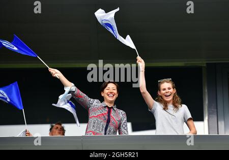 Brighton, Großbritannien. September 2021. Unterstützer von Brighton genießen das Vorspiel beim FA Women's Super League Spiel zwischen Brighton & Hove Albion Women und West Ham United Ladies am 5. September 2021 im Amex Stadium in Brighton, Großbritannien. (Foto von Jeff Mood/phcimages.com) Quelle: PHC Images/Alamy Live News Stockfoto