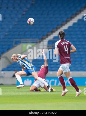 Brighton, Großbritannien. September 2021. Megan Connolly von Brighton und Hove Albion wird während des FA Women's Super League-Spiels zwischen Brighton & Hove Albion Women und West Ham United Ladies am 5. September 2021 im Amex Stadium in Brighton, Großbritannien, gefoult. (Foto von Jeff Mood/phcimages.com) Quelle: PHC Images/Alamy Live News Stockfoto