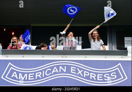 Brighton, Großbritannien. September 2021. Unterstützer von Brighton genießen das Vorspiel beim FA Women's Super League Spiel zwischen Brighton & Hove Albion Women und West Ham United Ladies am 5. September 2021 im Amex Stadium in Brighton, Großbritannien. (Foto von Jeff Mood/phcimages.com) Quelle: PHC Images/Alamy Live News Stockfoto