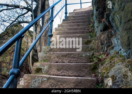 Alte Steintreppen auf einem Wanderweg im Harz. Dies führt nur zu einem Aussichtspunkt Stockfoto