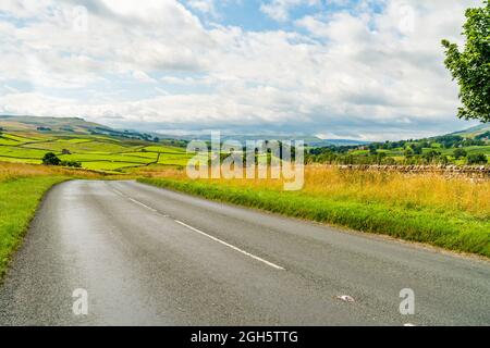 Leere Straße im ländlichen Yorkshire Dales, North Yorkshire, Großbritannien Stockfoto