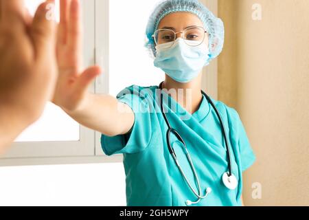 Crop unkenntlich männlichen Sanitäter geben hohe fünf an weibliche Kollegen während der Arbeit im Krankenhaus Stockfoto