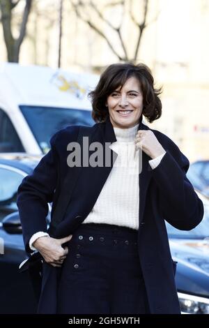 Ines de la Fressange - Streetstyle auf der Paris Fashion Week - Paris - Frankreich Stockfoto