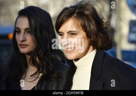 Ines de la Fressange - Streetstyle auf der Paris Fashion Week - Paris - Frankreich Stockfoto