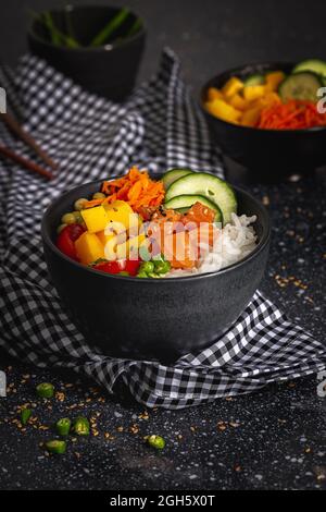 Silhouette einer anonymen Reisenden auf Kajak sitzen und rudern während der Reise auf ruhigen Fluss an wolkenlosen Tag im La Mauricie Nationalpark in Quebec, Kanada Stockfoto