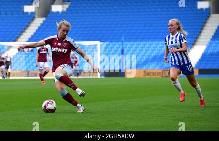 Brighton, Großbritannien. September 2021. Kate Longhurst von West Ham United kontrolliert den Ball während des FA Women's Super League-Spiels zwischen Brighton & Hove Albion Women und West Ham United Ladies am 5. September 2021 im Amex Stadium in Brighton, Großbritannien. (Foto von Jeff Mood/phcimages.com) Quelle: PHC Images/Alamy Live News Stockfoto