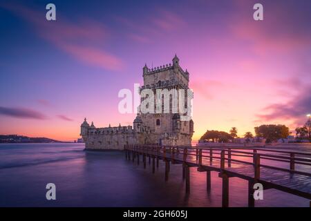 Enger Kai in der Nähe des berühmten Belem-Turms am Ufer des Flusses Tejo gegen den bewölkten Sonnenuntergang in Lissabon, Portugal Stockfoto