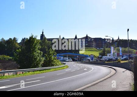 Straße nach Daun in der Eifel mit einer Tankstelle auf der Seite Stockfoto