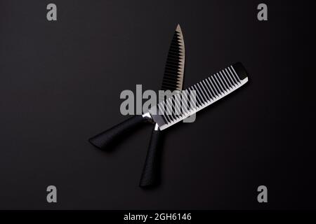Black friday Konzept. Satz scharfer Küchenmesser. Schwarze Messer auf dunklem Hintergrund Stockfoto
