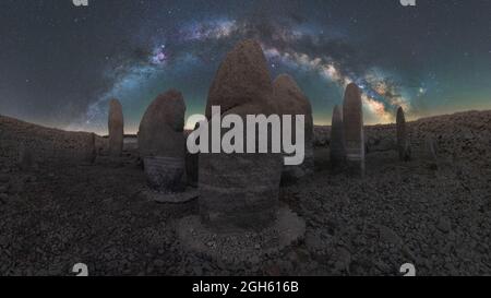 Malerischer Blick auf das spanische Stonehenge auf unwegsamem Gelände unter dem Sonnenuntergangshimmel mit Galaxie in Caceres Spanien Stockfoto