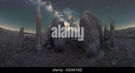 Malerischer Blick auf das spanische Stonehenge auf unwegsamem Gelände unter dem Sonnenuntergangshimmel mit Galaxie in Caceres Spanien Stockfoto