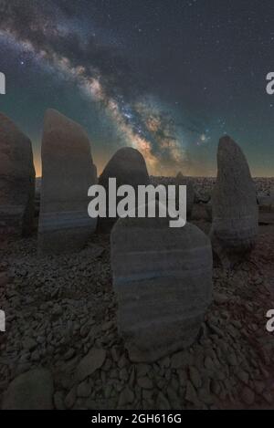 Malerischer Blick auf das spanische Stonehenge auf unwegsamem Gelände unter dem Sonnenuntergangshimmel mit Galaxie in Caceres Spanien Stockfoto