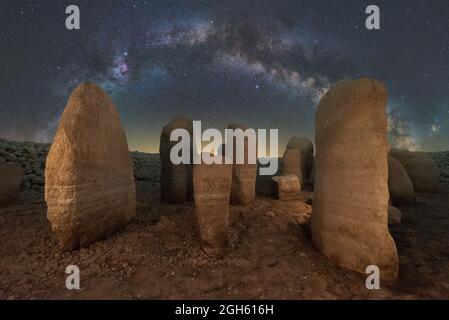 Malerischer Blick auf das spanische Stonehenge auf unwegsamem Gelände unter dem Sonnenuntergangshimmel mit Galaxie in Caceres Spanien Stockfoto