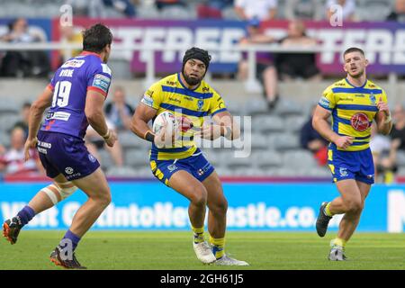 Sitaleki Akauola (20) von Warrington Wolves sucht einen Weg vorbei an Liam Byrne (19) von Wigan Warriors Stockfoto