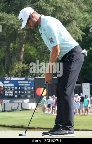 Atlanta, Georgia, USA. September 2021. Corey Conners setzt das 15. Green während der dritten Runde der Tour Championship 2021 im East Lake Golf Club. (Bild: © Debby Wong/ZUMA Press Wire) Stockfoto