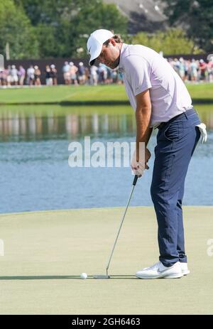 Atlanta, Georgia, USA. September 2021. Scottie Scheffler legt das 15. Grün während der dritten Runde der Tour Championship 2021 im East Lake Golf Club. (Bild: © Debby Wong/ZUMA Press Wire) Stockfoto