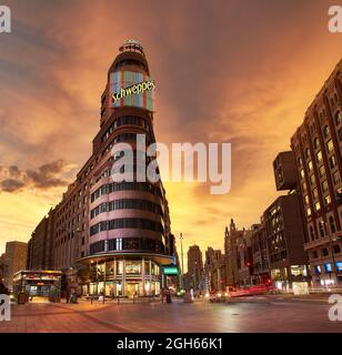 Madrid, Spanien - 1. September 2021. Nachtansicht des Callo-Platzes mit dem Carrion-Gebäude im Hintergrund. Madrid, Spanien. Stockfoto