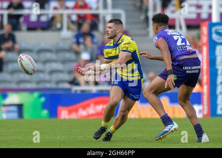 Newcastle, Großbritannien. September 2021. Danny Walker (16) von Warrington Wolves übergibt den Ball in Newcastle, Großbritannien am 9/5/2021. (Foto von Simon Whitehead/News Images/Sipa USA) Quelle: SIPA USA/Alamy Live News Stockfoto