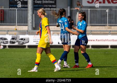 Dartford, Großbritannien. September 2021. TOR 2-1 Kapitän Harley Bennett (14 London City Lionesses) gratuliert Torschütze Jamie-Lee Napier (11 London City Lionesses) während des FA Womens Championship-Spiels zwischen London City Lionesses und Crystal Palace im Princes Park, Dartford, England. Kredit: SPP Sport Pressefoto. /Alamy Live News Stockfoto