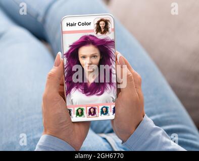 Junge Frau mit lila Haaren auf dem Handy-Bildschirm Stockfoto