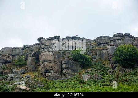 Ein Wanderer steht auf Stanage Edge im Peak District, Derbyshire, England. Foto von Akira Suemori Stockfoto