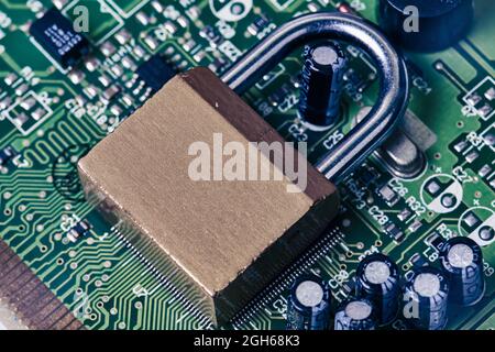 Nahaufnahme der Sperre auf der Hauptplatine des Computers. Stockfoto