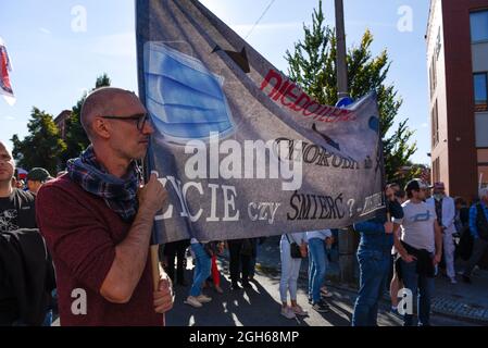 Torun, Polen, Polen. September 2021. Ein Mann hält ein Banner während eines Anti-vax-Protestes am 5. September 2021 in Torun, Polen. Einige hundert Personen nahmen an einer Kundgebung Teil, die von der Partei der rechtsextremen Konföderation (Konfederacja) gegen obligatorische Impfstoffe, die Einführung des grünen COVID-19-Zertifikats, bekannt als Green Pass, und die Beschränkungen, die eingeführt wurden, um die Ausbreitung des SARS-CoV-2 Coronavirus einzudämmen. (Bild: © Aleksander Kalka/ZUMA Press Wire) Stockfoto